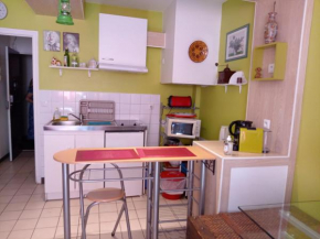 Studio Pigalle de 25 m2 - 2 lits simples type gigogne pour 2 personnes - Coeur Touristique de Paris - 3 minutes de la station Métro Pigalle ,Petit Train vers la butte Montmartre - Cabaret Moulin Rouge